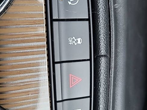Used 2021 GMC Acadia SLE w/ Driver Convenience Package FWD image 17
