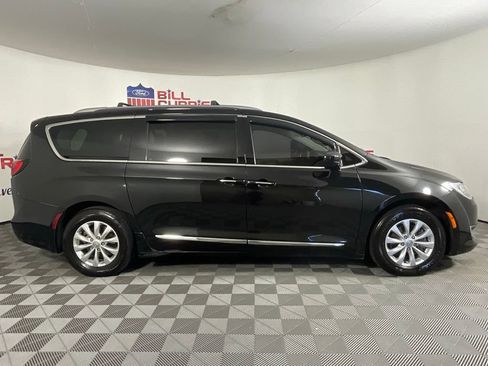 Used 2018 Chrysler Pacifica Touring-L Plus FWD image 2