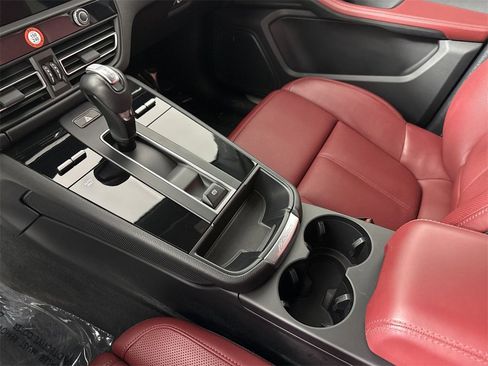 Certified 2022 Porsche Macan S image 32