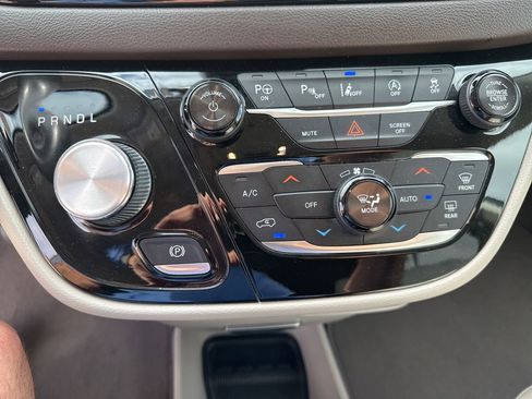 Used 2018 Chrysler Pacifica Touring-L w/ Advanced Safetytec Group image 24