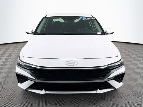 Certified 2025 Hyundai Elantra SE image 2