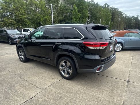 Used 2017 Toyota Highlander Limited Platinum FWD image 3
