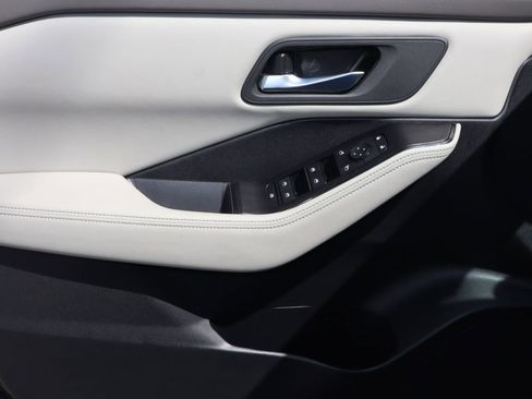 Certified 2025 Nissan Rogue SV image 14