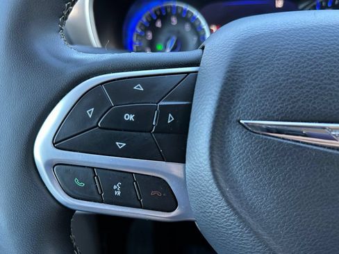 Used 2024 Chrysler Pacifica Touring-L FWD image 25