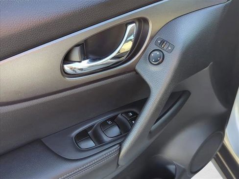 Used 2016 Nissan Rogue SV image 8