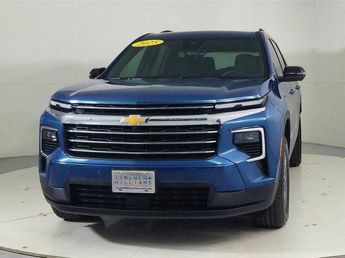 Used 2025 Chevrolet Traverse LT w/ Driver Confidence Package image 2