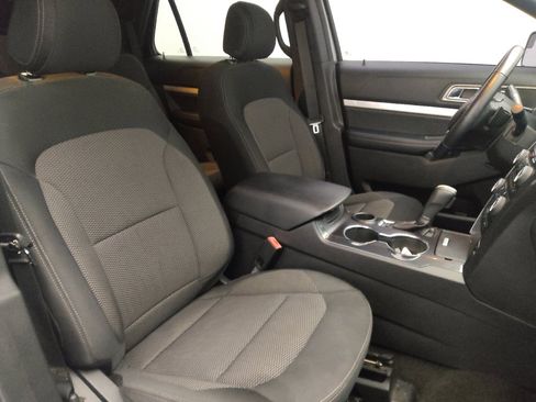 Used 2017 Ford Explorer XLT image 21
