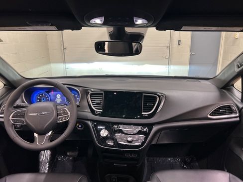 Used 2025 Chrysler Pacifica Select image 16