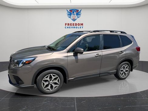 Used 2024 Subaru Forester Premium AWD/4WD image 2
