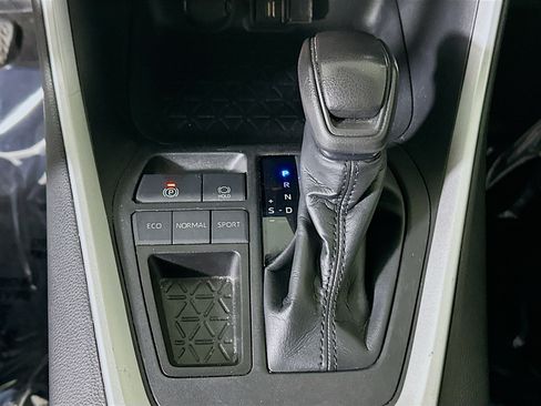 Used 2020 Toyota RAV4 XLE w/ Convenience Package FWD image 21