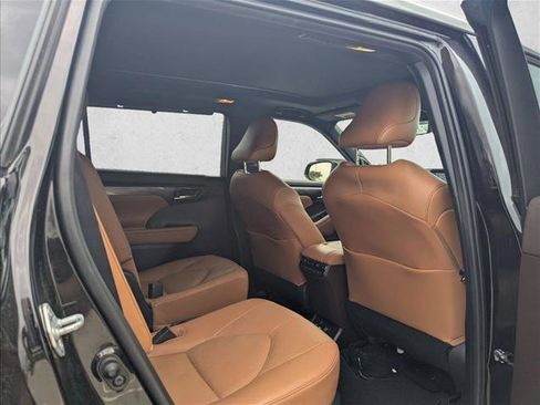Used 2021 Toyota Highlander Platinum image 14