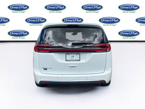 Used 2023 Chrysler Pacifica Touring-L FWD image 6