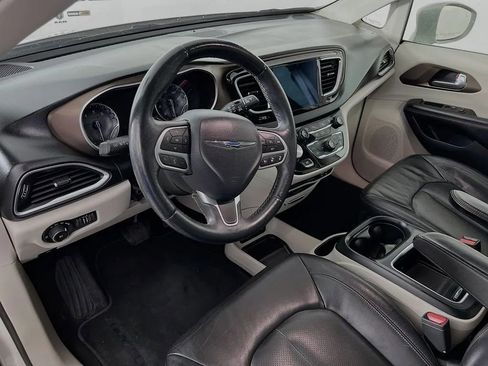 Used 2017 Chrysler Pacifica Touring-L Plus w/ Advanced Safetytec Group FWD image 10