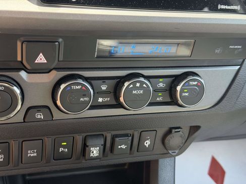 Used 2022 Toyota Tacoma TRD Off-Road w/ Technology Package AWD/4WD image 33
