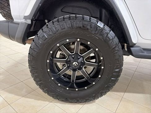 Used 2018 Jeep Wrangler Unlimited Sahara w/ Uconnect 4C Nav & Sound Group image 28