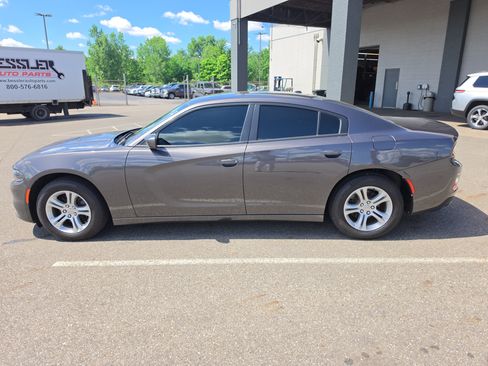 Used 2020 Dodge Charger SXT RWD image 6