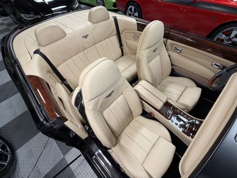 Used 2007 Bentley Azure image 29