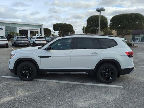 New 2026 Volkswagen Atlas Peak Edition image 11