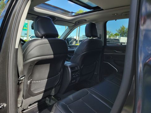 Used 2024 Jeep Grand Cherokee Limited w/ Luxury Tech Group II RWD image 16