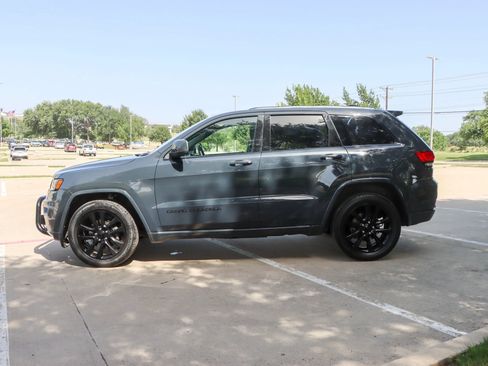 Used 2017 Jeep Grand Cherokee Altitude RWD image 4