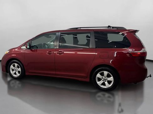 Used 2020 Toyota Sienna LE image 5