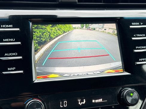 Used 2020 Toyota Camry SE FWD image 18