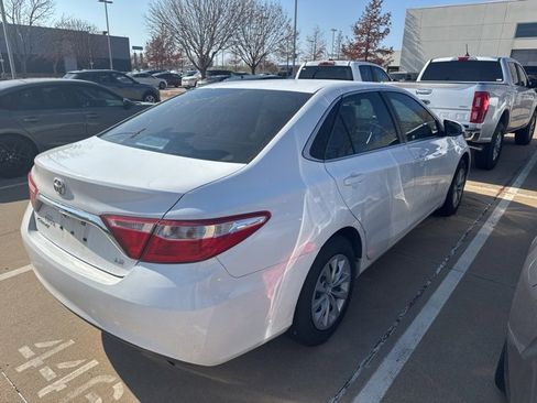Used 2017 Toyota Camry LE image 3