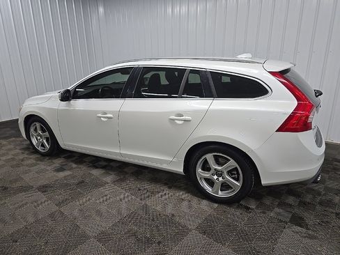 Used 2016 Volvo V60 T6 R-Design image 4