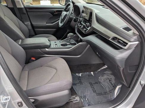 Used 2025 Toyota Highlander LE FWD image 5