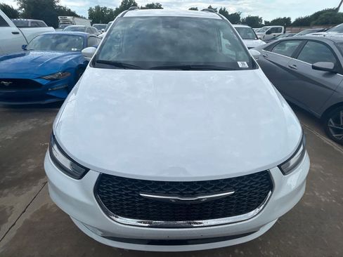 Used 2022 Chrysler Pacifica Touring-L FWD image 5