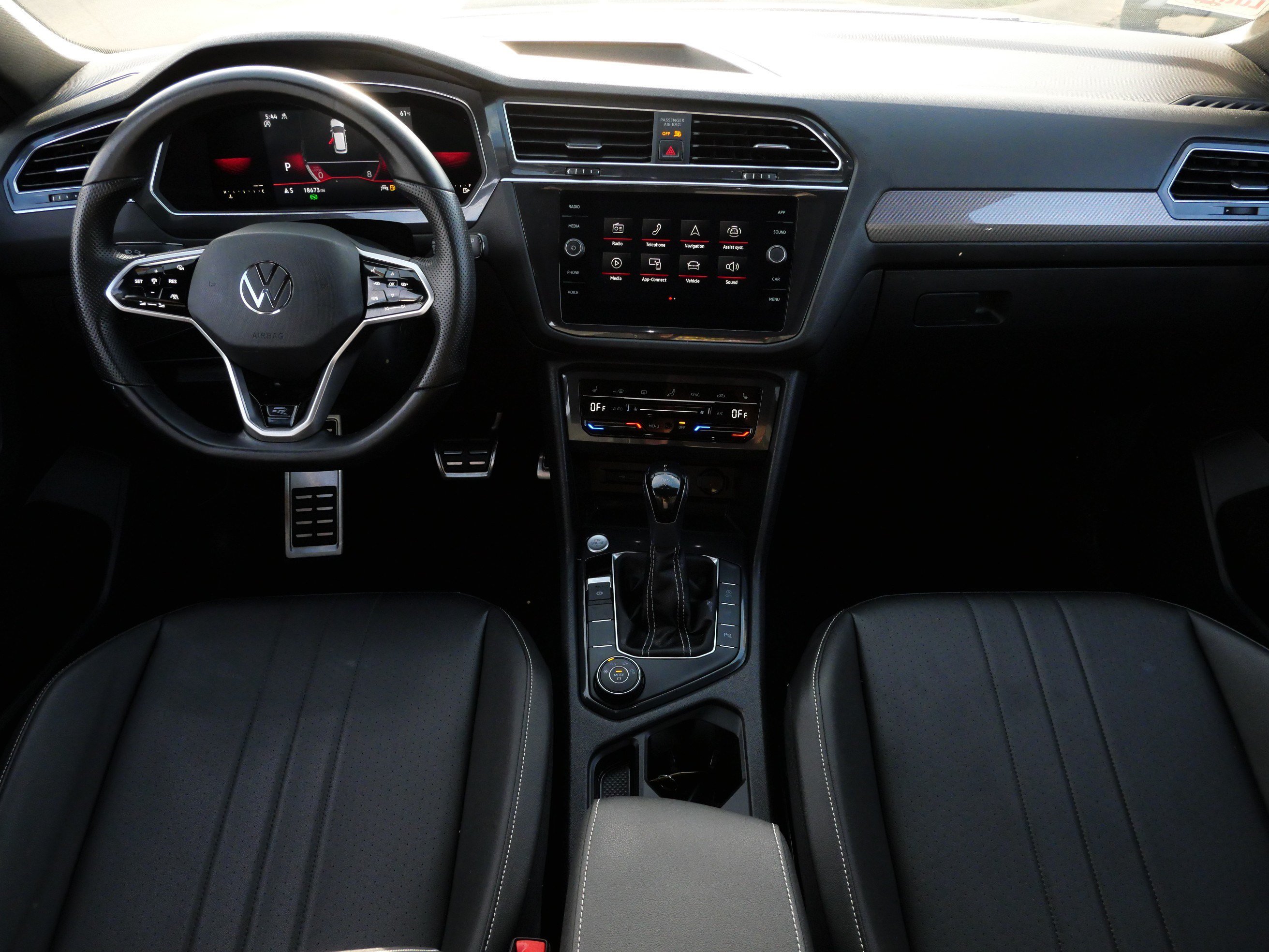 Certified 2023 Volkswagen Tiguan SE R-Line AWD/4WD image 10
