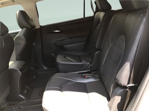 Certified 2024 Toyota Highlander XLE AWD/4WD image 9