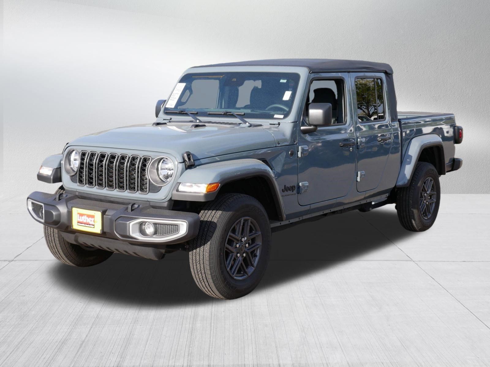 Used 2025 Jeep Gladiator Sport AWD/4WD image 3