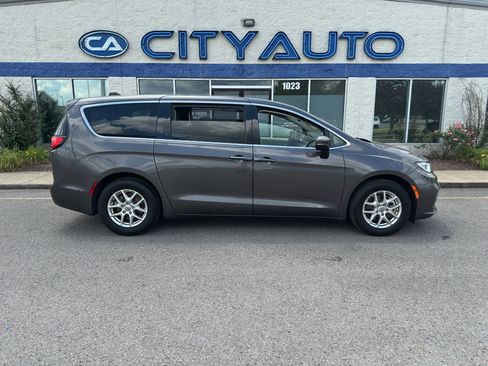 Used 2023 Chrysler Pacifica Touring-L FWD image 3