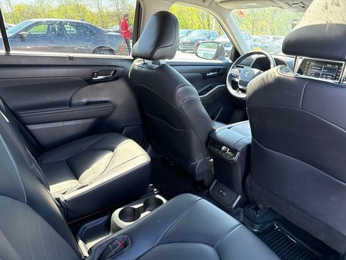 Used 2021 Toyota Highlander XLE AWD/4WD image 26