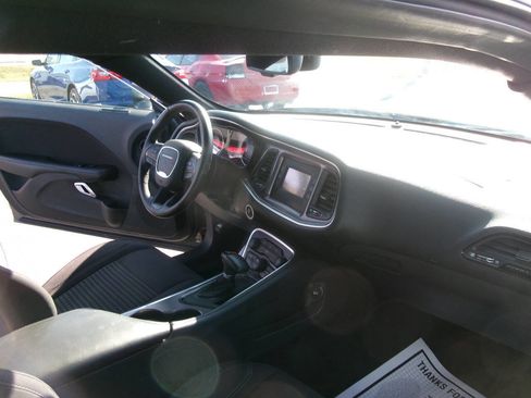 Used 2015 Dodge Challenger SXT image 17