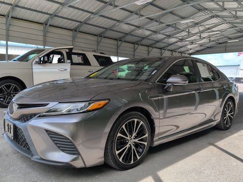 Used 2020 Toyota Camry SE w/ Convenience Package FWD image 1