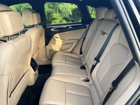 Used 2024 Porsche Macan AWD/4WD image 30