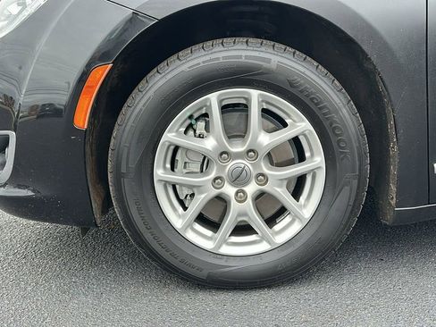 Used 2019 Chrysler Pacifica Touring Plus image 14