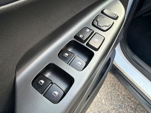 Used 2019 Hyundai Kona SE FWD image 12