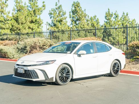 Certified 2025 Toyota Camry SE FWD image 3
