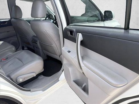 Used 2013 Toyota Highlander SE FWD image 22