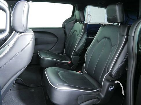 Used 2025 Chrysler Pacifica Limited FWD image 18