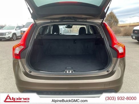 Used 2018 Volvo V60 T5 Cross Country image 20