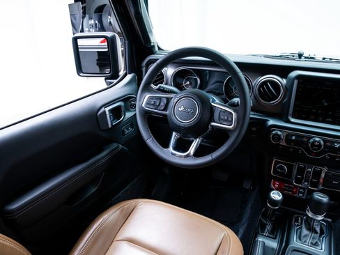 Used 2023 Jeep Gladiator Rubicon w/ Safety Group AWD/4WD image 8