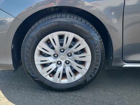 Used 2013 Toyota Camry LE image 9