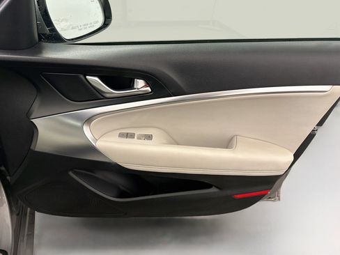 Used 2025 Genesis G70 2.5T AWD/4WD image 33