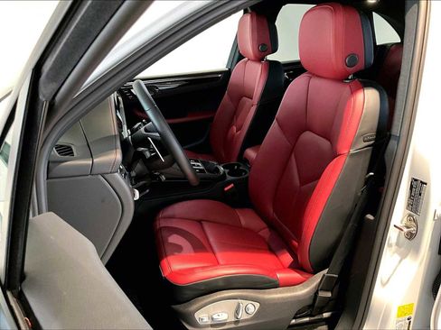 Used 2025 Porsche Macan image 8
