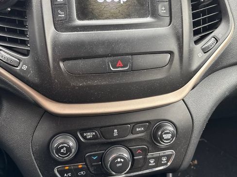 Used 2016 Jeep Cherokee Latitude FWD image 13