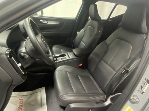 Used 2025 Volvo XC40 B5 Core image 11